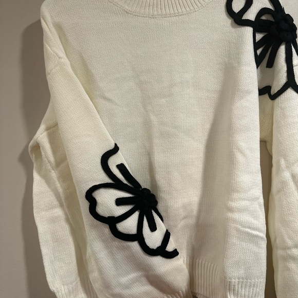 Flower Embroidery Mock Neck Long Sleeve Sweater White & Black Large Acrylic NEW - Picture 7 of 15